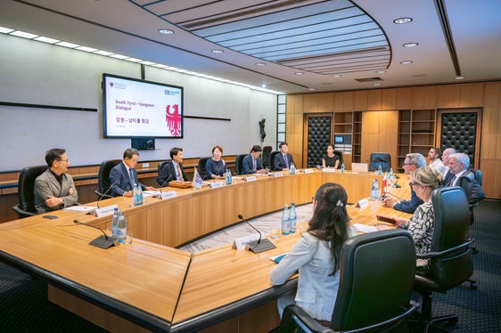 Il governo della Provincia di Gangwon (a sinistra) ha avuto uno scambio di opinioni nella sala riunioni della Giunta provinciale con il presidente della Provincia Arno Kompatscher, il presidente del Consiglio provinciale Arnold Schuler e i loro collaboratori. (Foto: USP/Greta Stuefer)