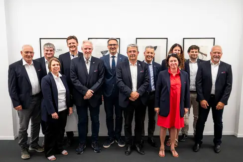 Die Vorstandsmitglieder des VSS rund um Obmann Paul Romen (6.v.r.) besprachen mit Landeshauptmann Kompatscher (6.v.l.) und Sportlandesrat Brunner (5.v.r.) aktuelle Themen des lokalen Sports. (Foto: LPA/Fabio Brucculeri)