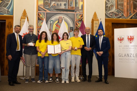 Progetto premiato (Alto Adige): Gruppo Gialloni con i rappresentanti dei tre territori. (Foto: Archivio Ufficio Stampa Provincia di Trento)