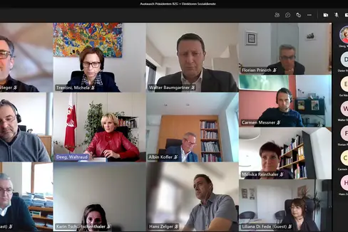In einer Videokonferenz hat sich Landesrätin Waltraud Deeg mit den Präsidenten und der Präsidentin der Bezirksgemeinschaften sowie mit den Führungskräften der Sozialdienste über Herausforderungen und Lösungsstrategien im Sozialwesen ausgetauscht. (Foto: LPA)
