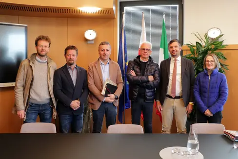 Zu einem ersten Gespräch haben sich (v.l.) Hannes Weiss und Michael Pfeifer, Umberto Simone, Ingenieurskammerpräsident Claudio Sartori, Landesrat Daniel Alfreider und Marlene Rinner getroffen. Weitere Gespräche sollen in regelmäßigen Abständen folgen. (Foto: LPA/Ingo Dejaco)