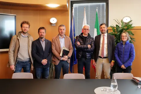 Zu einem ersten Gespräch haben sich (v.l.) Hannes Weiss und Michael Pfeifer, Umberto Simone, Ingenieurskammerpräsident Claudio Sartori, Landesrat Daniel Alfreider und Marlene Rinner getroffen. Weitere Gespräche sollen in regelmäßigen Abständen folgen. (Foto: LPA/Ingo Dejaco)