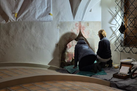 Bei den Restaurierungsarbeiten wurden Fresken aus dem 17. Jahrhundert an der Fassade und an den Säulengängen sowie Dekorationen und Malereien in einigen Innenräumen freigelegt. Im Bild zwei Restauratorinnen bei der Arbeit. (Foto: LPA/Gianluca Crocco)