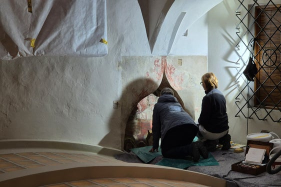 Bei den Restaurierungsarbeiten wurden Fresken aus dem 17. Jahrhundert an der Fassade und an den Säulengängen sowie Dekorationen und Malereien in einigen Innenräumen freigelegt. Im Bild zwei Restauratorinnen bei der Arbeit. (Foto: LPA/Gianluca Crocco)