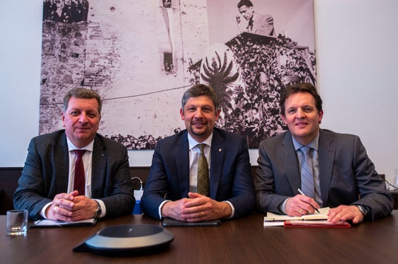 Treffen zum Verkehr auf der Strecke Verona-München: der Bayerische Staatsminister Bernreiter, Mobilitätslandesrat Alfreider und der Tiroler Landesrat Zumtobel. (Foto: LPA/Fabio Brucculeri)