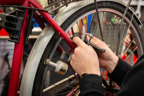 L'officina mobile per la riparazione gratuita delle biciclette, in collaborazione con la cooperativa sociale Novum, torna a fornire assistenza in 14 Comuni altoatesini. Primo appuntamento, il 25 marzo a Magrè sulla Strada del Vino. (Foto: USP/Cooperativa sociale Novum)