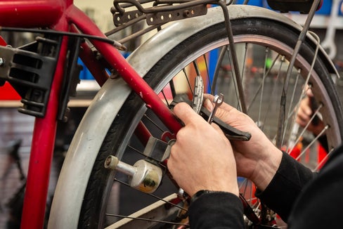 Ein Loch im Fahrradschlauch? Die Bremsbacken abgeschliffen? Die Lampe oder die Gangschaltung kaputt? Die mobile Radreparaturwerkstatt hilft in Zusammenarbeit mit der Sozialgenossenschaft Novum in 14 Südtiroler Gemeinden weiter. (Foto: LPA/Sozialgenossenschaft Novum)