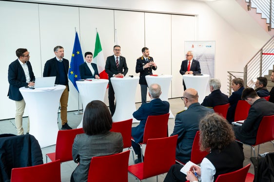 In piedi, da sinistra, il direttore del Centro di guida sicura Lukas Nothdurfter, l'assessore provinciale alla Mobilità Daniel Alfreider, l'assessora provinciale alla Sicurezza Ulli Mair, il presidente Arno Kompatscher, il dirigente della Polizia di Stato Giovanni Schettino e il segretario generale della Provincia Eros Magnago. (Foto: USP/Fabio Brucculeri)