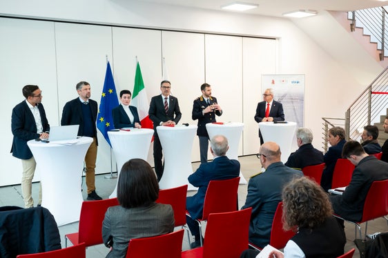 In piedi, da sinistra, il direttore del Centro di guida sicura Lukas Nothdurfter, l'assessore provinciale alla Mobilità Daniel Alfreider, l'assessora provinciale alla Sicurezza Ulli Mair, il presidente Arno Kompatscher, il dirigente della Polizia di Stato Giovanni Schettino e il segretario generale della Provincia Eros Magnago. (Foto: USP/Fabio Brucculeri)