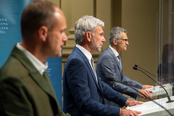 Der Borkenkäfer wird uns noch einige Jahre begleiten, stellen (v.l.) Wald- und Sägewerksbesitzer Peter Prader, Landesrat Arnold Schuler und Günther Unterthiner, Direktor der Abteilung Forstwirtschaft, fest. (Foto: LPA/Fabio Brucculeri)