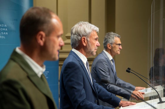 Der Borkenkäfer wird uns noch einige Jahre begleiten, stellen (v.l.) Wald- und Sägewerksbesitzer Peter Prader, Landesrat Arnold Schuler und Günther Unterthiner, Direktor der Abteilung Forstwirtschaft, fest. (Foto: LPA/Fabio Brucculeri)