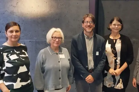 Die Referenten des Museumstages 2023 (v.l.) Patricia Raheimipour, Institut für Museumsforschung der Staatlichen Museen zu Berlin, Karen Ellwanger, Karl von Ossietsky Universität Oldenburg, Alessio Bertolli, Museo Civico di Rovereto, und Kathrin Grotz, Institut für Museumsforschung der Staatlichen Museen Museen zu Berlin, sowie die wissenschaftliche Mitarbeiterin des Touriseums, Evelyn Reso, die am runden Tisch teilgenommen hat (Foto: LPA/Igor Bianco)