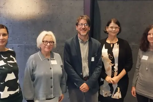 I relatori alla Giornata dei Musei altoatesini 2023 (da sinistra) Patricia Raheimipour, Istituto per la ricerca museale dei Musei statali di Berlino, Karen Ellwanger, Università Karl von Ossietsky di Oldenburg, Alessio Bertolli, Museo Civico di Rovereto, Kathrin Grotz, Istituto per la ricerca museale presso i Musei statali di Berlino e la collaboratrice scientifica del Touriseum Evelyn Reso (Foto: ASP/Igor Bianco)