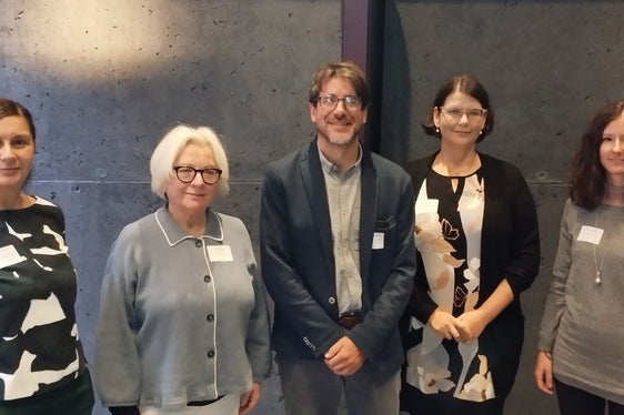 I relatori alla Giornata dei Musei altoatesini 2023 (da sinistra) Patricia Raheimipour, Istituto per la ricerca museale dei Musei statali di Berlino, Karen Ellwanger, Università Karl von Ossietsky di Oldenburg, Alessio Bertolli, Museo Civico di Rovereto, Kathrin Grotz, Istituto per la ricerca museale presso i Musei statali di Berlino e la collaboratrice scientifica del Touriseum Evelyn Reso (Foto: ASP/Igor Bianco)