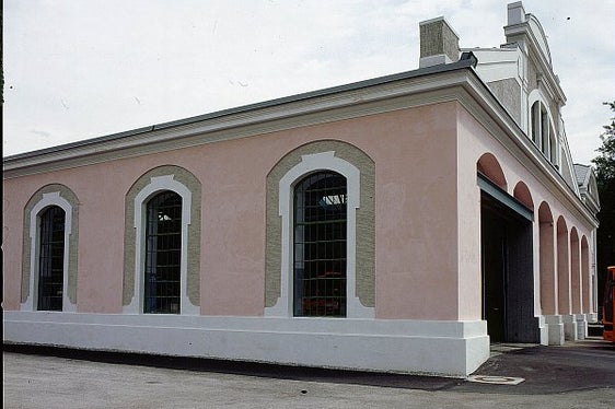 Die Trambahnremise in Meran ist ein Stahlfachwerk auf gusseisernen Säulen, an der Südfassade sind noch vier originale Segmentbogenfenster erhalten. Die Fassaden sind im Stil der Jahrhundertwende, mit charakteristischem Wechsel von Glatt- und Rauputz, erbaut worden. (Foto: LPA/Landesdenkmalamt)