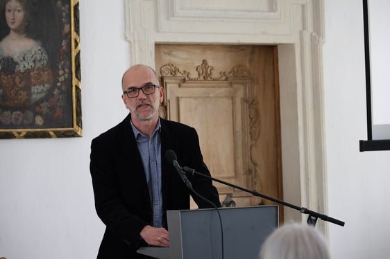 Roland Sila, der Leiter der Bibliothek des Landesmuseums Ferdinandeum, erklärte, dass die Südtiroler Siedlungen im Bundesland Tirol unter anderem durch die wissenschaftliche Erforschung stärker im Bewusstsein geblieben sind, als in anderen österreichischen Bundesländern. (Foto: LPA/Clara Masiero)