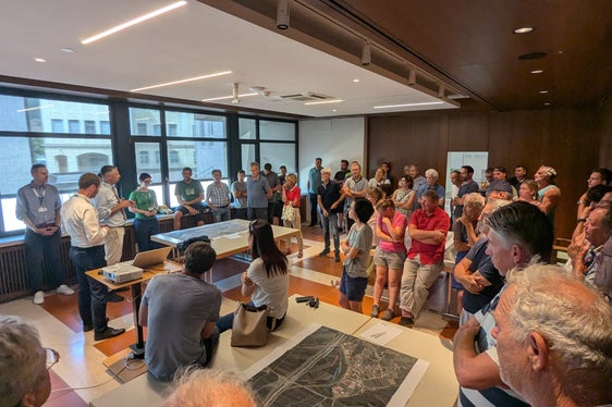 Mobilitätslandesrat Daniel Alfreider betonte bei der Vorstellung der weiteren Varianten in Terlan: Wir arbeiten gemeinsam mit der Gemeinde und den möglicherweise betroffenen Grundstückbesitzern an einer zukunftsfähigen Lösung, die den Bedürfnissen der Menschen vor Ort gerecht wird. (Foto: LPA/ Ressort für Infrastrukturen und Mobilität)