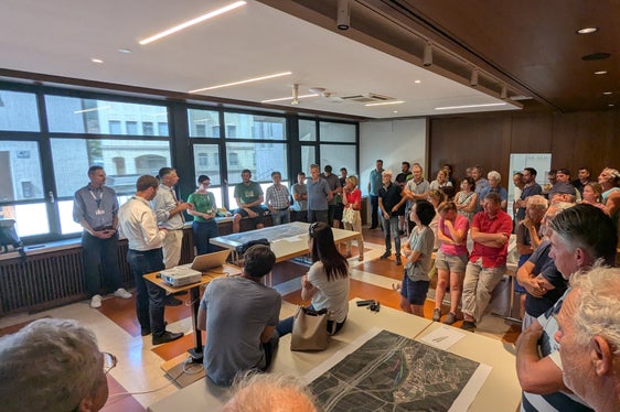 Mobilitätslandesrat Daniel Alfreider betonte bei der Vorstellung der weiteren Varianten in Terlan: Wir arbeiten gemeinsam mit der Gemeinde und den möglicherweise betroffenen Grundstückbesitzern an einer zukunftsfähigen Lösung, die den Bedürfnissen der Menschen vor Ort gerecht wird. (Foto: LPA/ Ressort für Infrastrukturen und Mobilität)