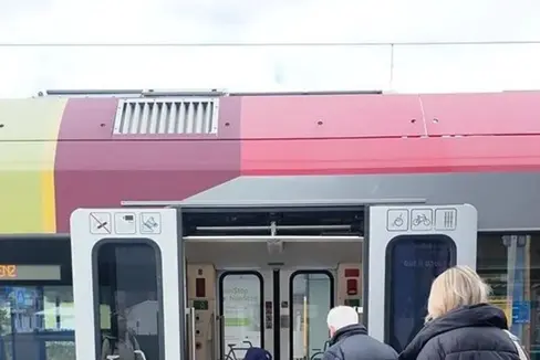 Die Änderungen am Tarifsystem des öffentlichen Nahverkehrs setzen einen klaren sozialen Schwerpunkt. Sie bringen unter anderem Verbesserungen für Menschen mit Behinderungen und betreffen den südtirolmobil 365 Pass Free, Begleitpersonen, den neuen Social Pass, Assistenzhunde und Fahrradboxen. (Foto: LPA/Ressort Infrastrukturen und Mobilität)