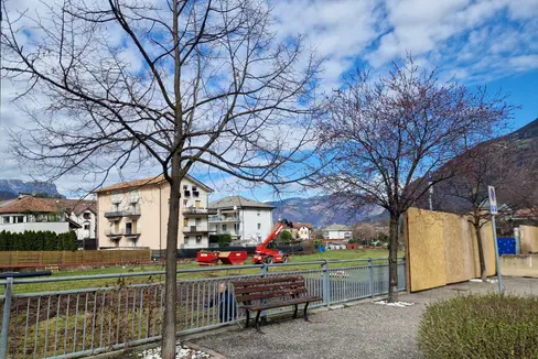 I lavori per la costruzione della nuova Casa della comunità di Laives inizieranno nell'autunno 2024. L'edificio sostituirà il Distretto sanitario di Laives, offrendo più servizi di assistenza sanitaria, anche specialistici. (Foto: ASP)