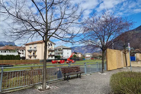 I lavori per la costruzione della nuova Casa della comunità di Laives inizieranno nell'autunno 2024. L'edificio sostituirà il Distretto sanitario di Laives, offrendo più servizi di assistenza sanitaria, anche specialistici. (Foto: ASP)