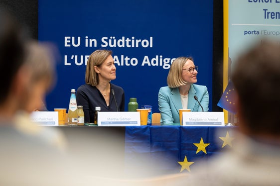 Die vielen EU-Projekte in Südtirol sichtbar zu machen, ist gemeinsames Anliegen der Direktorin der Abteilung Europa, Martha Gärber, und von Europa-Landesrätin Magdalena Amhof. (Foto: LPA/Fabio Brucculeri)
