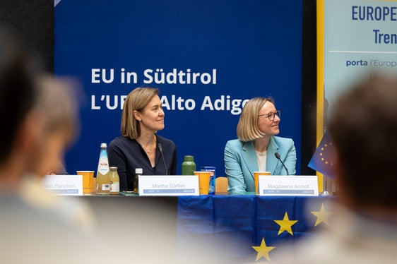 Rendere visibili i numerosi progetti UE in Alto Adige è l'obiettivo comune della direttrice dela Ripartizione Europa, Martha Gärber, e dell'assessora provinciale all'Europa, Magdalena Amhof. (Foto: USP/Fabio Brucculeri)