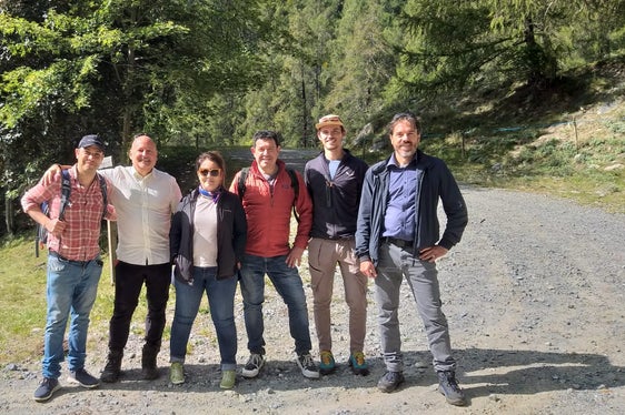 Nel programma della delegazione cilena in Alto Adige anche delle escursioni (da sinistra): David Alvarado, Alejandro Dussaillant, Virginia Vasquez, Galo Valdebenito con Felix Pitscheider e Andrea Andrioli della Libera Università di Bolzano (Foto: ASP/Ufficio Idrologia e dighe)