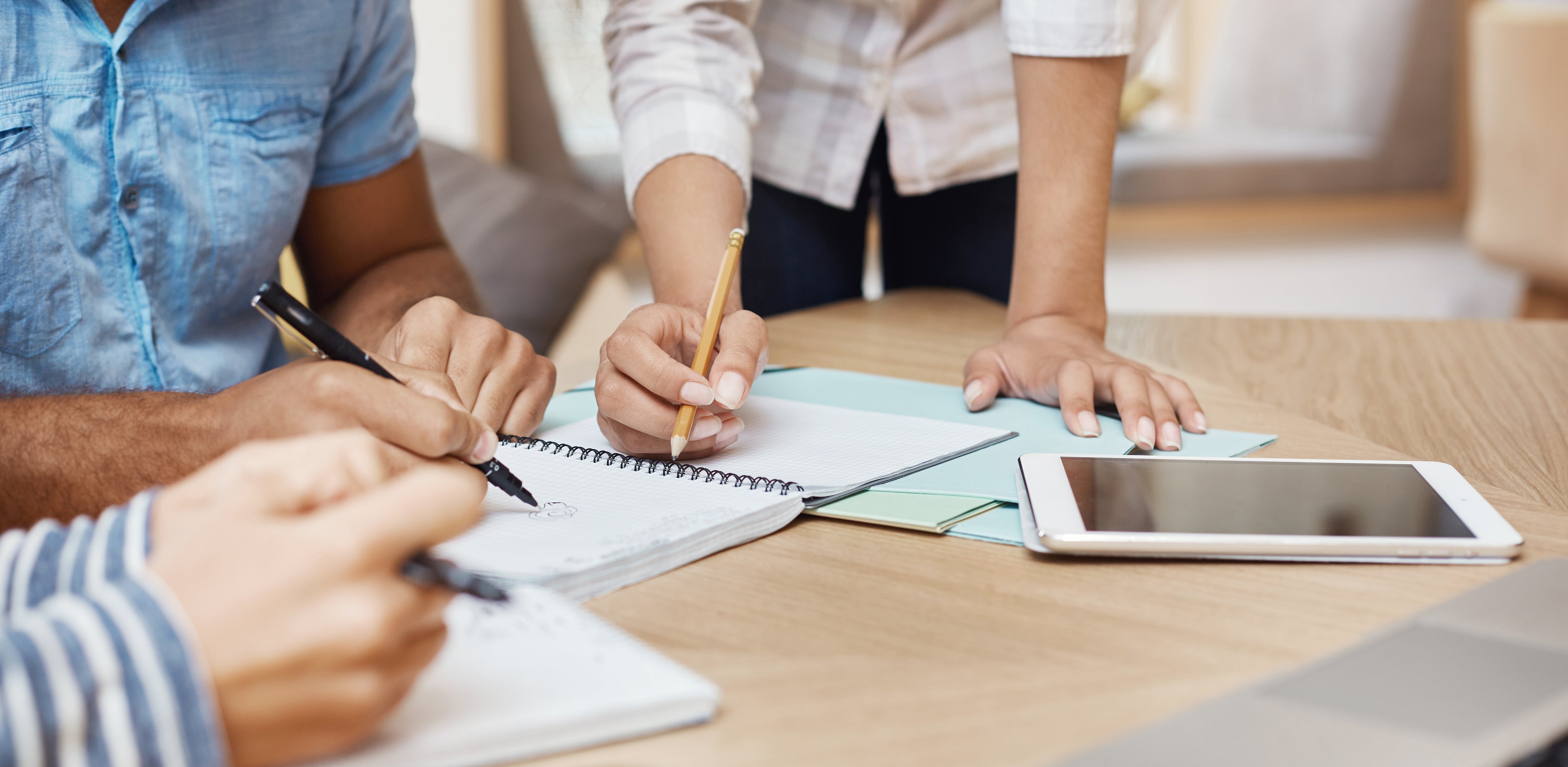 Attualmente, in Alto Adige, oltre 5.500 giovani stanno svolgendo un tirocinio estivo. La misura di politica attiva del lavoro avvantaggia sia i giovani sia le aziende. Nove tirocinanti su dieci si dichiarano soddisfatti per gli anni di indagine 2023 e 2024. (Foto: www.freepik.com/La foto è utilizzabile solo per questo comunicato stampa)
