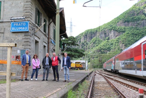 Bei einem Lokalaugenschein in Blumau im Mai 2025 (von links): Mobilitätslandesrat Daniel Alfreider, Marta Marini vom Amt für Luft und Lärm, Umweltlandesrat Peter Brunner, der Karneider Bürgermeister Albin Kofler sowie Alexander Pastore von der STA. (Foto: LPA/Ingo Dejaco)