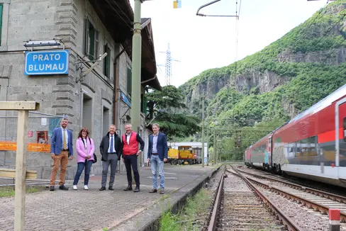 Nella foto, scattata durante un sopralluogo nel maggio del 2025 a Prato Isarco (da sinistra): l'assessore provinciale Daniel Alfreider, Marta Marini dell'Ufficio Aria e rumore, l'assessore provinciale Peter Brunner, il sindaco di Cornedo all'Isarco Albin Kofler e Alexander Pastore di STA. (Foto: USP/Ingo Dejaco)