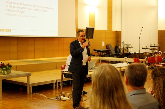 Gustav Tschenett ging auf das Schwerpunktthema der Deutschen Bildungsdirektion Wege in die Bildung 2030 - guter Unterricht in der inklusiven Schule ein. (Foto: LPA/Deutsche Bildungsdirektion)