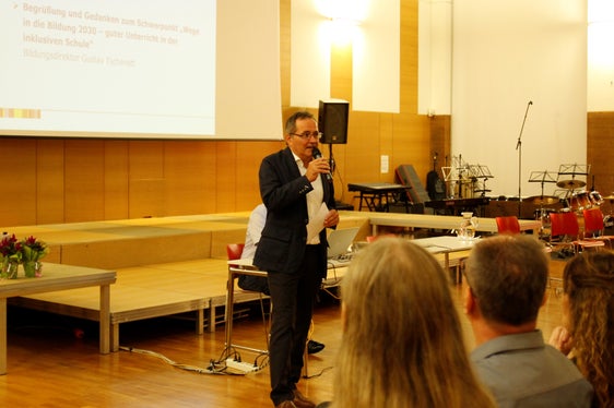 Gustav Tschenett ging auf das Schwerpunktthema der Deutschen Bildungsdirektion Wege in die Bildung 2030 - guter Unterricht in der inklusiven Schule ein. (Foto: LPA/Deutsche Bildungsdirektion)