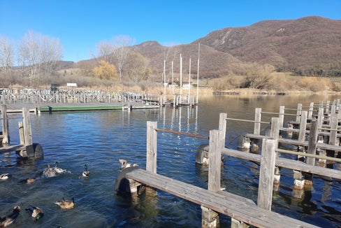 Aus den Aufzeichnungen der Landesmeteorologen geht hervor, dass der heurige Winter sehr trocken war; das Bild entstand am 23. Februar am Kalterer See. (Foto: LPA/Maja Clara)