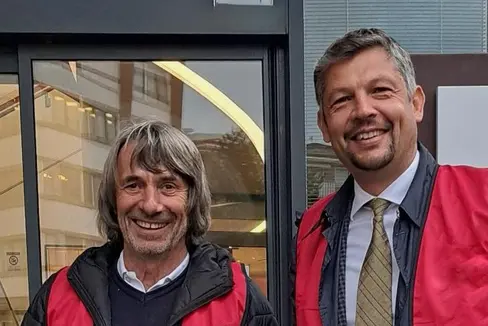 Das Fahrrad zu einem alltäglichen Verkehrsmittel für den Weg zur Arbeit und zur Schule, für Erledigungen und kurze Strecken zu machen, ist das gemeinsame Ziel der Ressorts Infrastrukturen und Mobilität von Landesrat Daniel Alfreider (rechts) sowie Gesundheitsvorsorge und Gesundheit von Landesrat Hubert Messner (links). (Foto: LPA/Ressort Infrastrukturen und Mobilität)