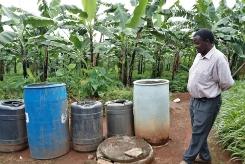 Das Land unterstützt mit den Geldern zur Entwicklungszusammenarbeit unter anderem Projekte in Uganda. Im Bild ein Vertreter des Milchhofes von Masaka (Uganda) mit einer einfachen Biogasanlage, die es Bauern ermöglicht, Energie für ihren eigenen Haushalt zu erzeugen. (Foto: LPA/Amt für Freiwilligenwesen und Solidarität)