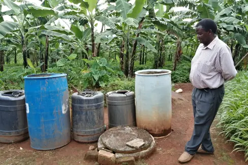 Rappresentante dell'azienda lattiero-casearia di Masaka, in Uganda, con un semplice impianto di biogas che consente agli agricoltori di generare energia per le proprie famiglie. (Foto: Ufficio Volontariato e solidarietà)