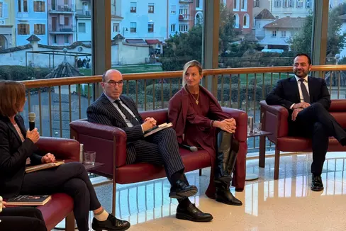 Il maestro Beatrice Venezi (nella foto la terza da sinistra) durante la presentazione della biografia dedicata al grande compositore Giacomo Puccini. Alla sua destra il vicepresidente Marco Galateo. (Foto: USP)