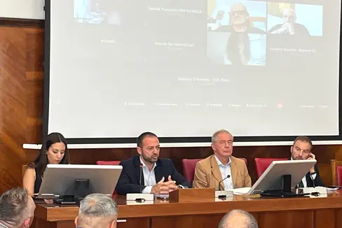 “Il Mimit seguirà con la massima attenzione la vicenda, stimolando, con gli organi di Governo coinvolti, un approfondimento tecnico sulla possibilità di esercitare i poteri speciali a tutela degli interessi nazionali”. Lo ha ribadito il ministro delle Imprese e del Made in Italy, Adolfo Urso (nella foto il terzo da sinistra) in occasione del primo tavolo sul futuro dello stabilimento bolzanino delle Acciaierie Valbruna. All'incontro presente anche il vicepresidente della Provincia Marco Galateo (nella foto il secondo da sinistra). (Foto: USP)