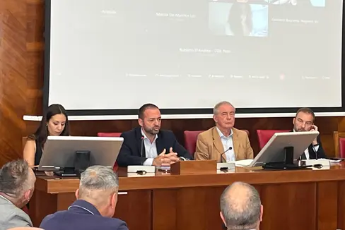 Das Ministerium für Unternehmen und Made in Italy (Mimit) wird den Fall aufmerksam begleiten und gemeinsam mit den zuständigen Regierungsstellen prüfen, ob die Sonderbefugnisse zum Schutz der nationalen Interessen angewendet werden können, erklärte Minister Adolfo Urso (Dritter von links) beim ersten Treffen am 16. September zur Zukunft des Bozner Stahlwerks von Valbruna. An dem Treffen nahm auch Landesrat Marco Galateo (Zweiter von links) teil. (Foto: LPA)