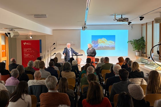 Hanno parlato delle tracce letterarie di Karl Felix Wolff: la prof.ssa Ulrike Kindl (a sinistra) e la vicedirettrice dell'Istituto Brenner-Archiv, Ursula A. Schneider, con il massiccio del Catinaccio sullo sfondo. (Foto: Euregio/Martina Senoner)