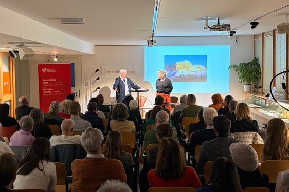 Hanno parlato delle tracce letterarie di Karl Felix Wolff: la prof.ssa Ulrike Kindl (a sinistra) e la vicedirettrice dell'Istituto Brenner-Archiv, Ursula A. Schneider, con il massiccio del Catinaccio sullo sfondo. (Foto: Euregio/Martina Senoner)