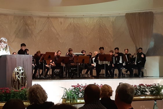 Wichtig ist der Austausch und der fachlich-didaktische Dialog unter den Lehrpersonen: Landesmusikschuldirektorin Pedrotti beim heutigen Eröffnungstag der Deutschen und ladinischen Musikschulen im Kursaal in Meran (Foto: LPA/Landesmusikschuldirektion)