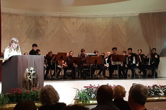 Wichtig ist der Austausch und der fachlich-didaktische Dialog unter den Lehrpersonen: Landesmusikschuldirektorin Pedrotti beim heutigen Eröffnungstag der Deutschen und ladinischen Musikschulen im Kursaal in Meran (Foto: LPA/Landesmusikschuldirektion)
