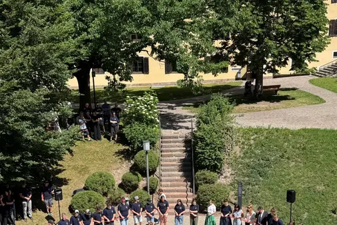 100 Jahre Fachschule für Landwirtschaft, Hauswirtschaft und Ernährung Dietenheim: Das Kunstwerk Kompass und die Schülerinnen und Schüler, die daran mitgewirkt haben. (Foto: LPA/Fachschule für Landwirtschaft, Hauswirtschaft und Ernährung Dietenheim)