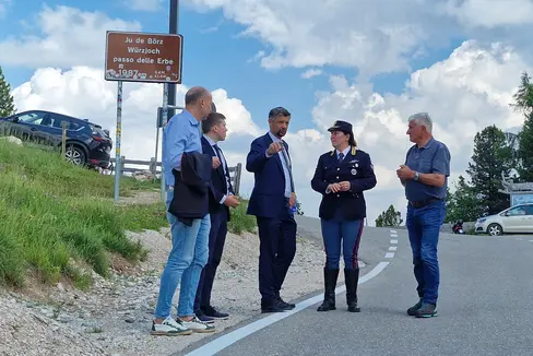 Il sindaco Giorgio Costabiei, I'incaricato speciale per la pianificazione provinciale viabilità e flussi di mobilità Michael Andergassen, l'assessore provinciale Daniel Alfreider, la dirigente della polizia stradale Katia Grenga e l'assessore comunale David Erlacher. (Foto: ASP/Angelika Schrott)
