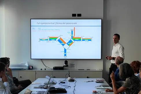 Wir haben die Anliegen der Umweltverbände aufgenommen, werden sie auf deren Machbarkeit prüfen und in die nächsten Planungstreffen mit RFI einbringen, betont Amtsdirektor Alexander Alber (rechts im Bild stehend) mit dem Hinweis, dass einige Vorschläge der Teilnehmenden bereits Teil der aktuellen und kommenden Projektphasen sein werden. (Foto: LPA/Ressort Infrastrukturen und Mobilität)