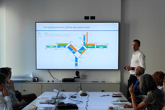 Abbiamo preso atto delle richieste delle associazioni ambientaliste, ne verificheremo la fattibilità e le presenteremo nei prossimi incontri di pianificazione con RFI, ha affermato il direttore dell’Ufficio Infrastrutture e mobilità sostenibile Alexander Alber (Foto: USP/Dipartimento Infrastrutture e Mobilità)