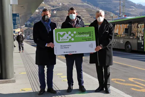 Da sx, Widmann, Alfreider e Mussner: L'AltoAdige Pass ha trasformato la cultura della mobilità in Alto Adige nella direzione di una maggiore sostenibilità. (Foto: ASP/Ingo Dejaco)