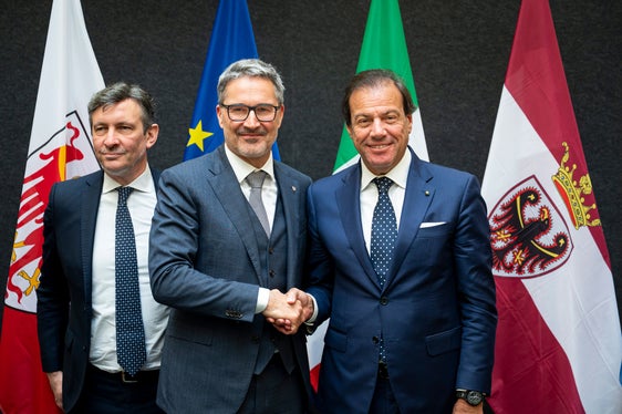 Il presidente della Provincia Arno Kompatscher stringe la mano al viceministro dell'Economia e delle Finanze Maurizio Leo, alle sue spalle il vicepresidente della Provincia autonoma di Trento Achille Spinelli. (Foto: USP/Fabio Brucculeri)